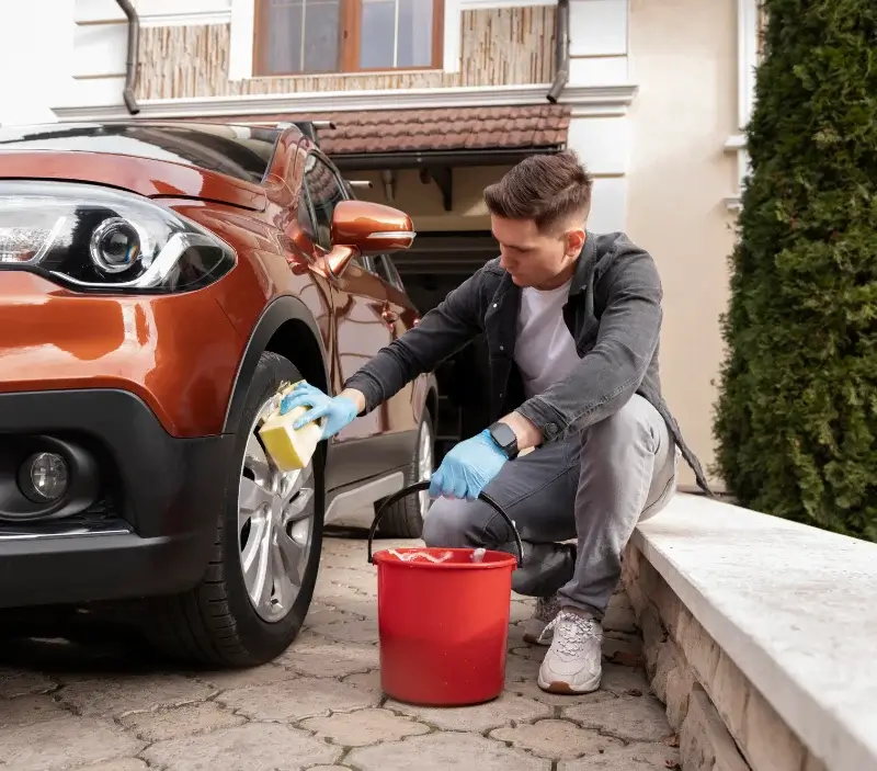 Lavage auto à domicile Coudray-au-Perche : professionnel intervenant sur un véhicule